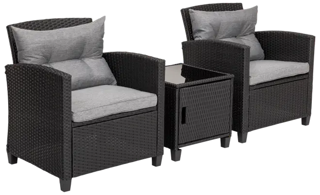 Udendørs møbelsæt med to sorte rattan-lænestole, hver med grå sæde- og ryghynder, samt et matchende kvadratisk sidebord med glasplade og opbevaringsrum.