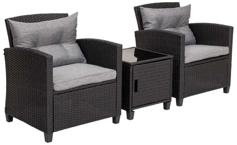 Utemöbelset med två svarta rottingfåtöljer, grå sitt- och ryggdynor samt ett matchande fyrkantigt sidobord med glasskiva och förvaringsutrymme.