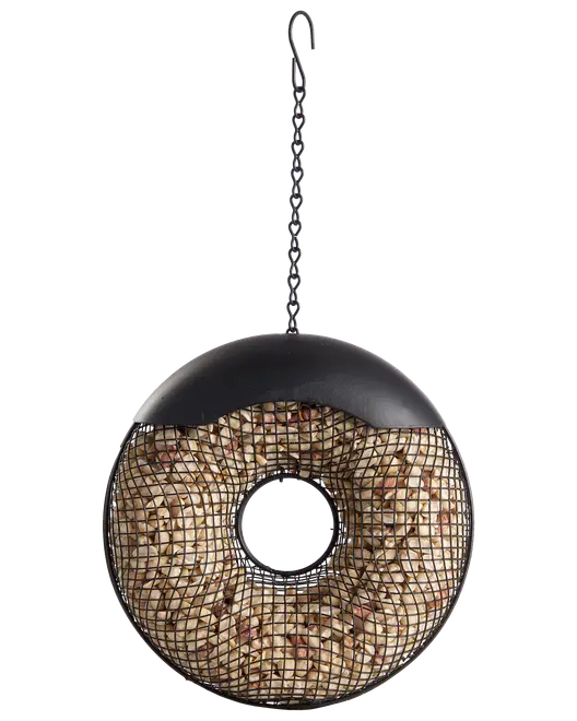 Rund fuglefoderautomat i metal med sort top, net-sider og midterhul, fyldt med jordnødder. Har ophængskæde til nem montering på grene eller kroge udendørs.