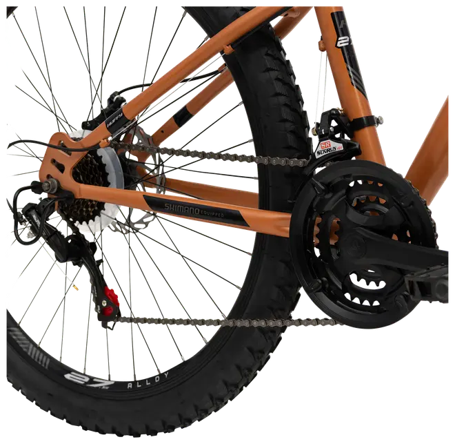 Närbild av mountainbikens bakhjul med Shimano-växelsystem, grovt mönstrat däck, aluminiumfälg, kedja och orange ram. Passar för terrängcykling och hållbarhet.