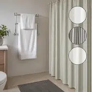 Stribet badeforhæng med lodrette grønne og hvide linjer, fås i tre farvevarianter. Fremstillet af stof, hænger på metalringe. Passer til moderne badeværelser, nemt at rengøre.