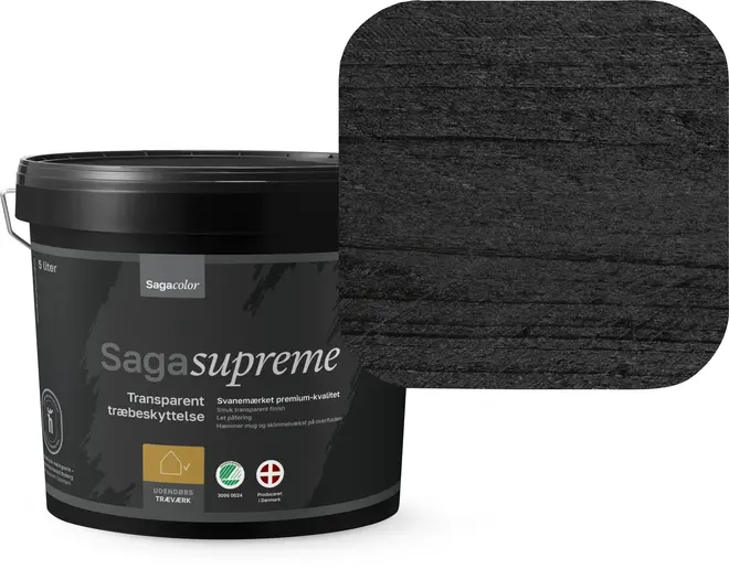 5-liters spand Saga Supreme transparent træbeskyttelse, sort farve. Viser prøve af finish med dyb sort, halvtransparent effekt på træets struktur.