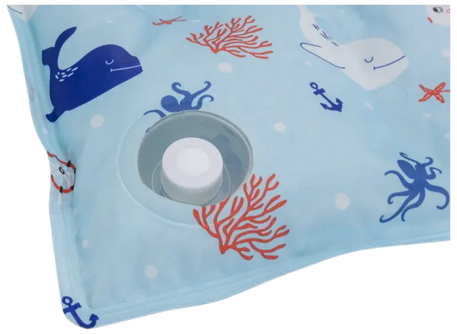 Lyseblåt oppusteligt produkt med havtema-motiver som hvaler, blæksprutter, koraller og ankre. Har en rund, gennemsigtig ventil til oppustning. Fremstillet af glat, vandtæt materiale.