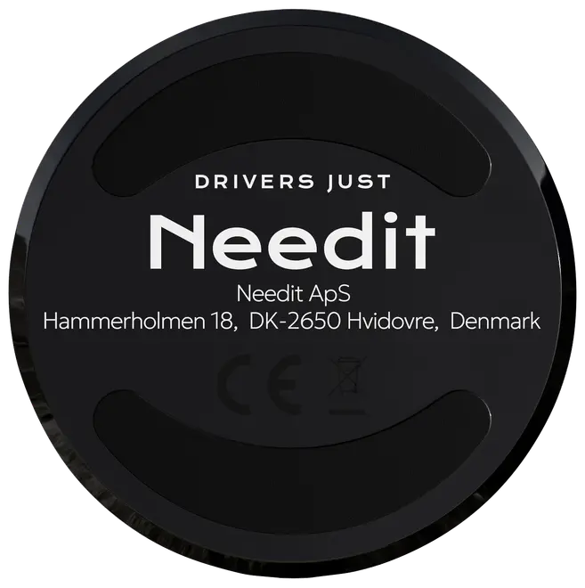 Rund sort skive med hævet kant og Needit-branding, hvid tekst og svage CE-symboler.