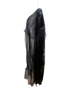 Hängande Halloween-dekoration med spöklik figur, blekt ansikte, svart tyg och utsträckt skelett-hand. Perfekt för att skapa en skrämmande stämning inne eller ute.
