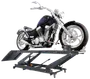 Kraftig motorcykelløftebord med hydraulisk saksemekanisme, stålkonstruktion, rampe og hjulklemme. Ideel til vedligeholdelse og reparation af store motorcykler, giver sikker støtte.