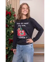 Sort julesweatshirt med dansk tekst, motiv af kane, bamse og juletræ. Lange ærmer, rund hals, afslappet pasform. Bæres med lyseblå jeans.