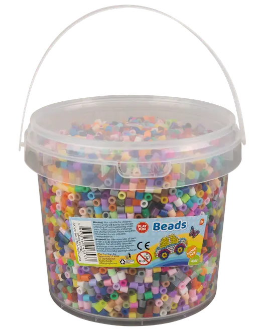 Stor plastbeholder med hank fyldt med farverige cylindriske perler til hobbybrug. Etiketten angiver egnet til 5+, indeholder cirka 4250 perler. Perfekt til kreative projekter.