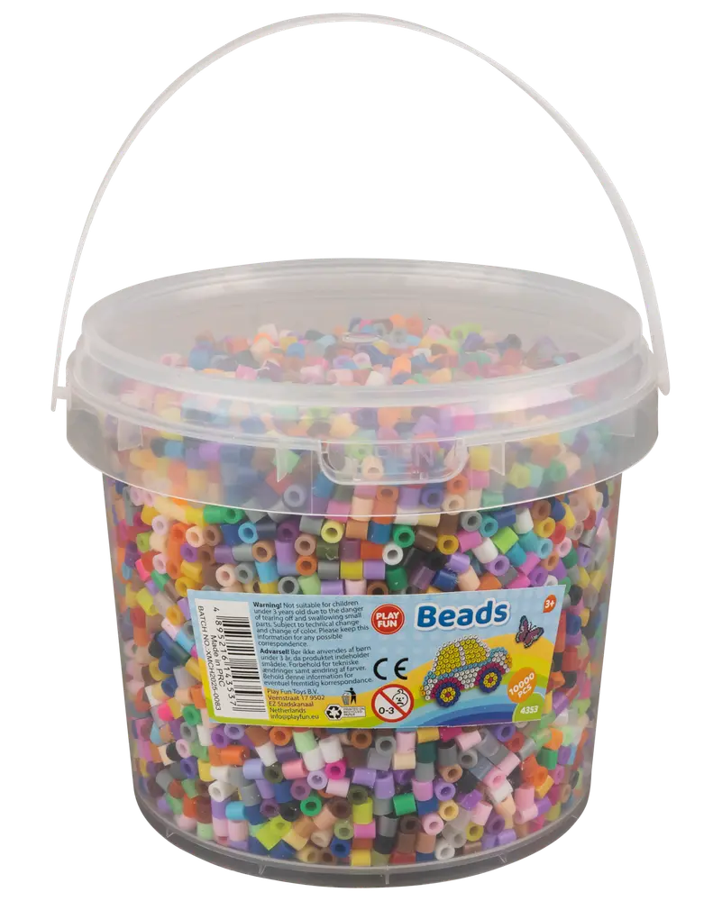 Stor plastbeholder med hank fyldt med farverige cylindriske perler til hobbybrug. Etiketten angiver egnet til 5+, indeholder cirka 4250 perler. Perfekt til kreative projekter.