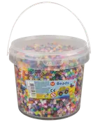 Stor plastbeholder med hank fyldt med farverige cylindriske perler til hobbybrug. Etiketten angiver egnet til 5+, indeholder cirka 4250 perler. Perfekt til kreative projekter.