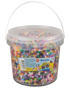 Stor plastbeholder med hank fyldt med farverige cylindriske perler til hobbybrug. Etiketten angiver egnet til 5+, indeholder cirka 4250 perler. Perfekt til kreative projekter.