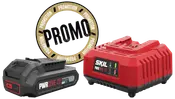 SKIL PWRCore 20V litiumbatteri och laddare. Batteriet är svart med röda detaljer, laddaren är röd med indikatorlampor. Perfekt för elverktyg. Promotionsmärke ingår.