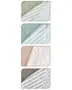 Fire foldede teksturerede tæpper i salvie, aqua, blush og taupe med diagonale striber og diskrete bladmønstre.