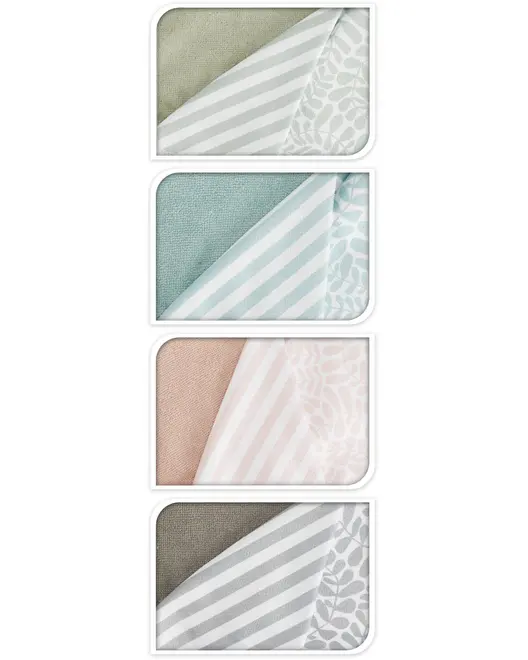Fire foldede teksturerede tæpper i salvie, aqua, blush og taupe med diagonale striber og diskrete bladmønstre.