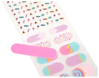 Sæt med farverige negleklistermærker med sliktema, herunder slikkepinde, søde sager og pastelmønstre. Inkluderer en lille lyserød neglefil til nem påføring og formning.