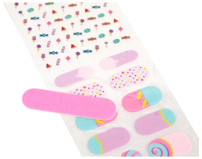 Sæt med farverige negleklistermærker med sliktema, herunder slikkepinde, søde sager og pastelmønstre. Inkluderer en lille lyserød neglefil til nem påføring og formning.