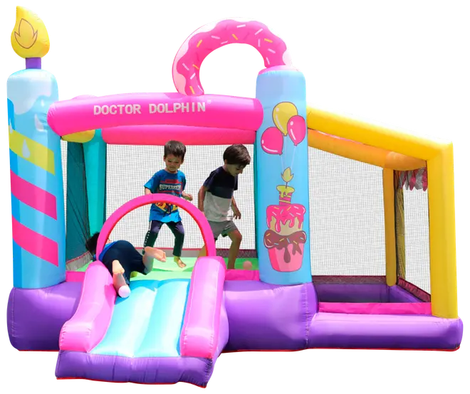 Farverigt oppusteligt hoppeborg med rutsjebane, net-sider og sjove motiver som balloner og cupcakes. Har lille indgangsrutsjebane og rummeligt legeområde til børn.