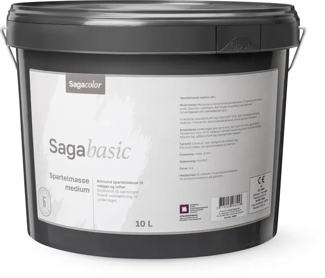 Sagacolor Sagabasic spartelmasse medium, 10 liters sort plastspand med hank. Velegnet til vægge og lofter, dansk etikette med brugsanvisning og produktinformation på forsiden.