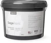 Sagacolor Sagabasic spartelmasse medium, 10 liters sort plastspand med hank. Velegnet til vægge og lofter, dansk etikette med brugsanvisning og produktinformation på forsiden.