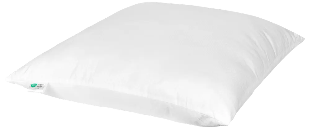 Rektangulær hvid pude med glat stofbetræk, medium tykkelse og lille grøn mærkat på siden. Velegnet til søvn eller dekoration på seng eller sofa.