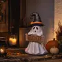 Halloween-spøgelsesfigur med BOO-skilt, sort heksehat med orange bånd og græskarpynt.