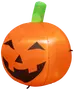 Oppustelig Halloween græskar dekoration med smilende græskarlygte-ansigt, klar orange krop og grøn stilk. Fremstillet af holdbart materiale til indendørs eller udendørs brug.