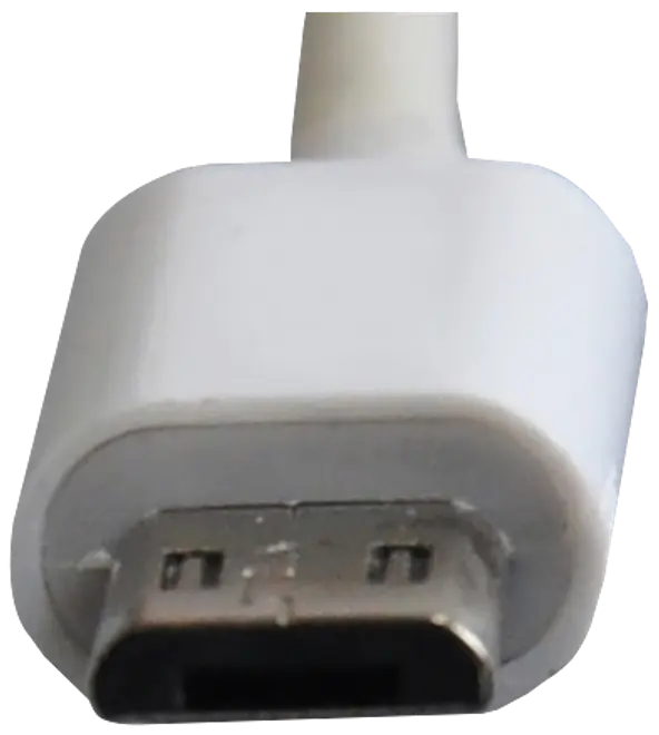 Nærbillede af et hvidt USB-C opladningskabel med sølvfarvet metalstik.