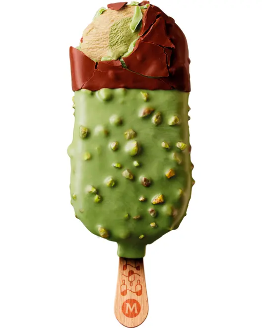 Isbar med grøn pistacieovertræk, sprøde nødder og chokoladelag på toppen. Delvist bidt, så den cremede pistacieis ses indeni. Træpind som håndtag.