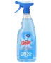 Klar plastiksprøjteflaske med blåt håndtag, indeholder blå glasrens. Etiketten siger "Clean Glass" til vinduer, spejle og glasflader. Stribefri formel. Ergonomisk design.