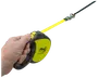 Rulleline til hund med ergonomisk sort og gul håndtag, tommelfingerbetjent bremseknap og slidstærkt neongult bånd for synlighed. Ideel til sikker hundeluftning.