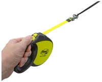 Rulleline til hund med ergonomisk sort og gul håndtag, tommelfingerbetjent bremseknap og slidstærkt neongult bånd for synlighed. Ideel til sikker hundeluftning.