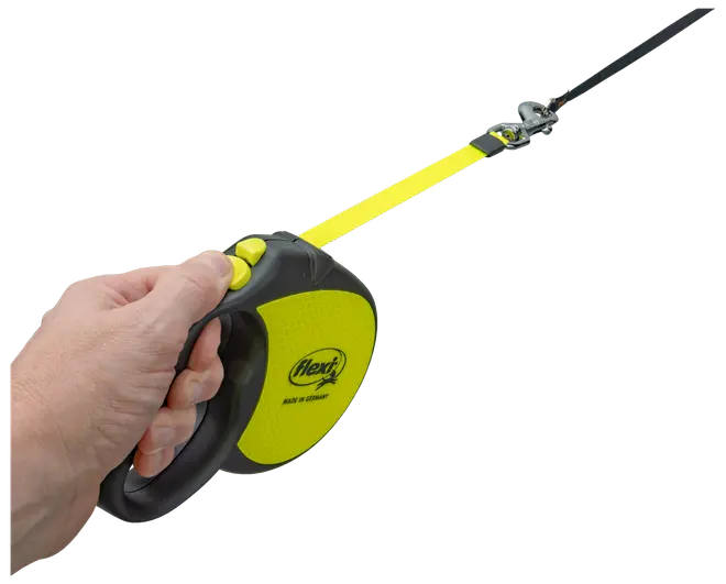Rulleline til hund med ergonomisk sort og gul håndtag, tommelfingerbetjent bremseknap og slidstærkt neongult bånd for synlighed. Ideel til sikker hundeluftning.