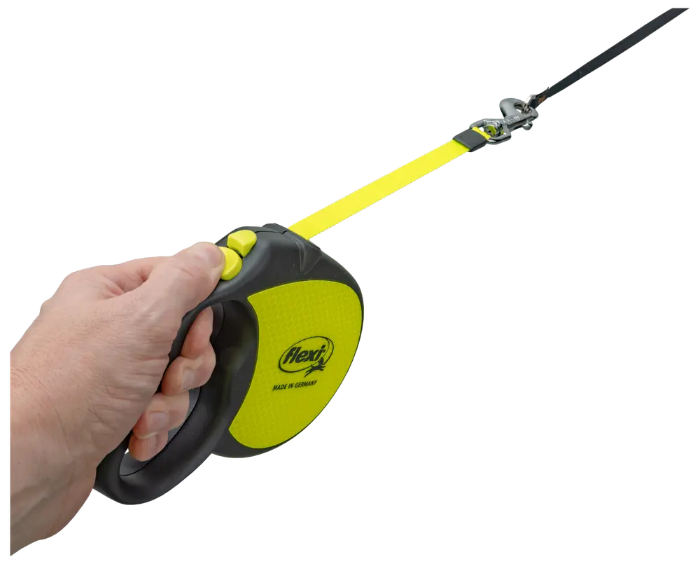 Rulleline til hund med ergonomisk sort og gul håndtag, tommelfingerbetjent bremseknap og slidstærkt neongult bånd for synlighed. Ideel til sikker hundeluftning.