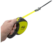 Rulleline til hund med ergonomisk sort og gul håndtag, tommelfingerbetjent bremseknap og slidstærkt neongult bånd for synlighed. Ideel til sikker hundeluftning.