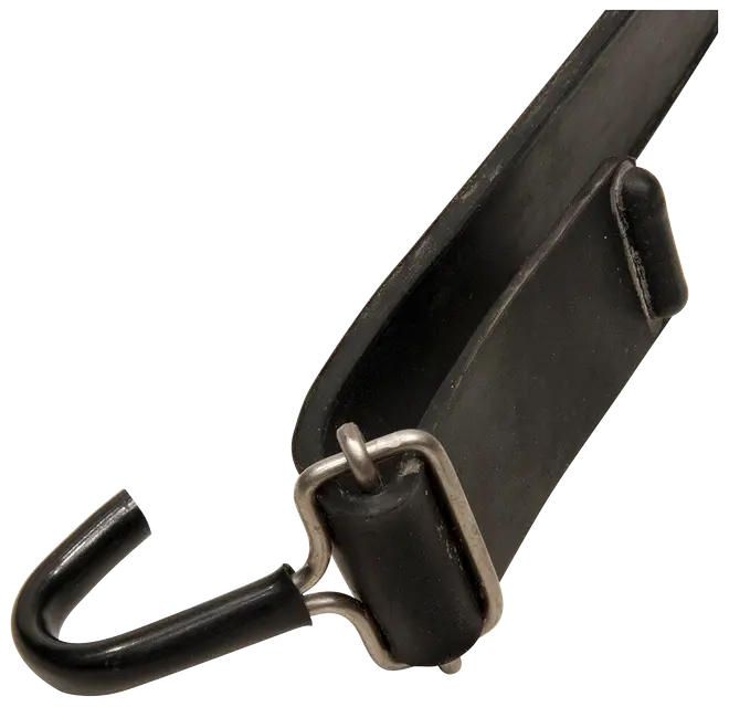 Sort gummistrop med metal krog i den ene ende, designet til fastgørelse af last eller udstyr. Holdbar, fleksibel og velegnet til udendørs eller bilbrug.
