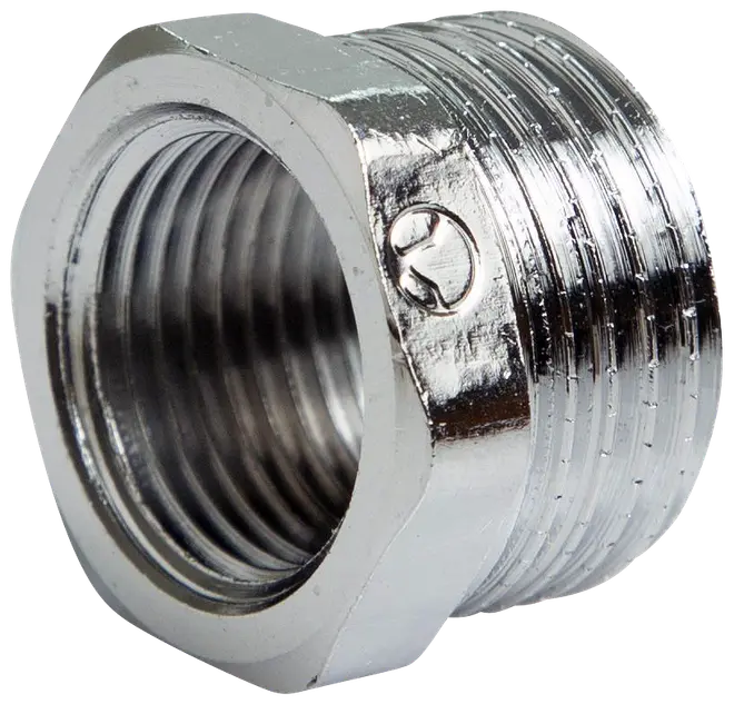 Kromad metallrör-reduktionskoppling med invändiga och utvändiga gängor, sexkantig kropp och synlig skruv för säker montering. Används för att koppla rör med olika diameter.