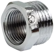 Kromad metallrör-reduktionskoppling med invändiga och utvändiga gängor, sexkantig kropp och synlig skruv för säker montering. Används för att koppla rör med olika diameter.