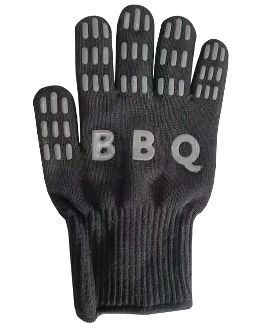 Svart stickad BBQ-handske med grå greppunkter på fingrar och handflata, ribbad mudd och stora vita BBQ-bokstäver på ovansidan.