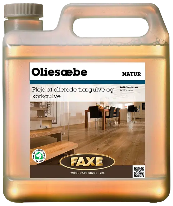 Plastdunk med Faxe oliesæbe natur til pleje af olierede træ- og korkgulve. Har bærehåndtag, skruelåg og etiket med produktinformation og indeklimamærke.