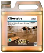 Plastdunk med Faxe oliesæbe natur til pleje af olierede træ- og korkgulve. Har bærehåndtag, skruelåg og etiket med produktinformation og indeklimamærke.