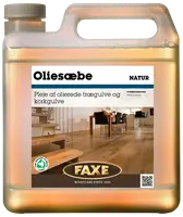 Plastdunk med Faxe oliesæbe natur til pleje af olierede træ- og korkgulve. Har bærehåndtag, skruelåg og etiket med produktinformation og indeklimamærke.