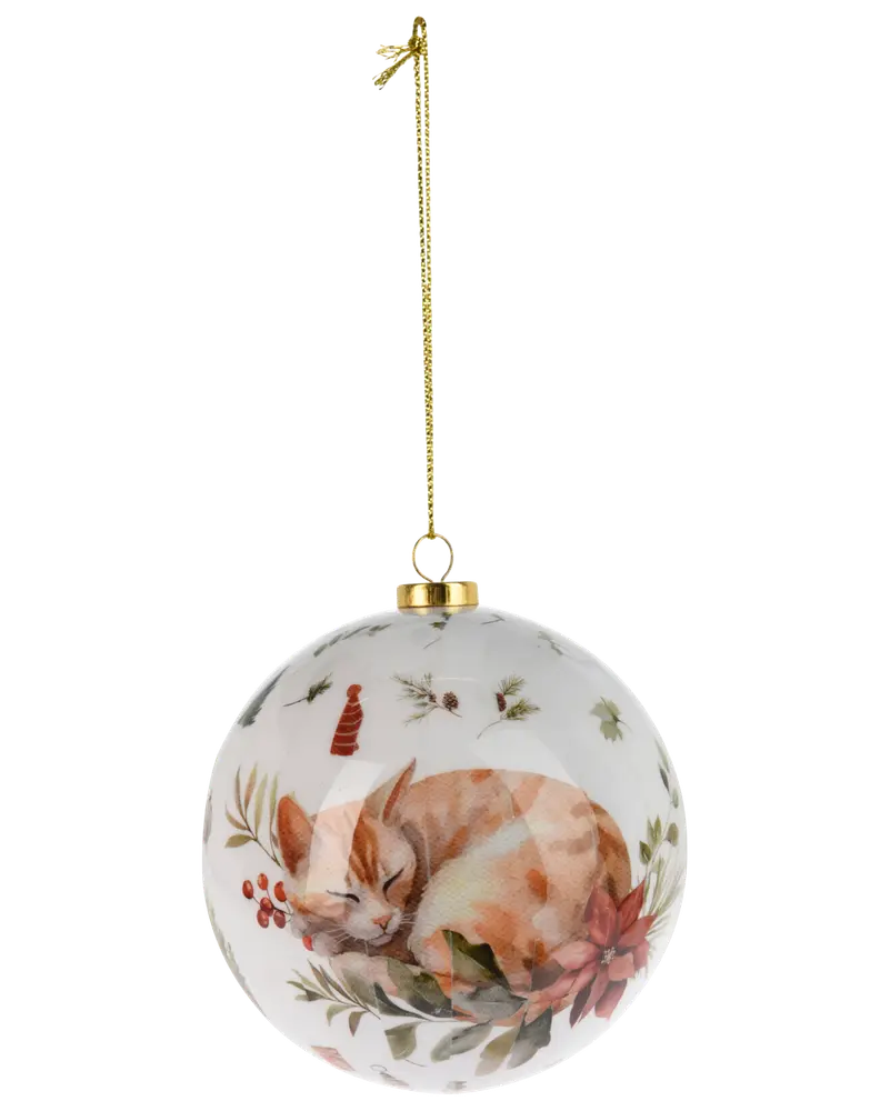 Rund julgranskula i keramik med målad sovande orange katt, omgiven av julgrönt, röda bär och julstjärna, med guldfärgad topp och hängband.