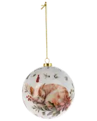 Rund julgranskula i keramik med målad sovande orange katt, omgiven av julgrönt, röda bär och julstjärna, med guldfärgad topp och hängband.