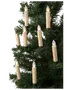 Sæt elektriske juletræslys med cremefarvede kroppe og klare flammeformede pærer, monteret på grønne clips til nem placering på grene. Klassisk, vintage julepynt.