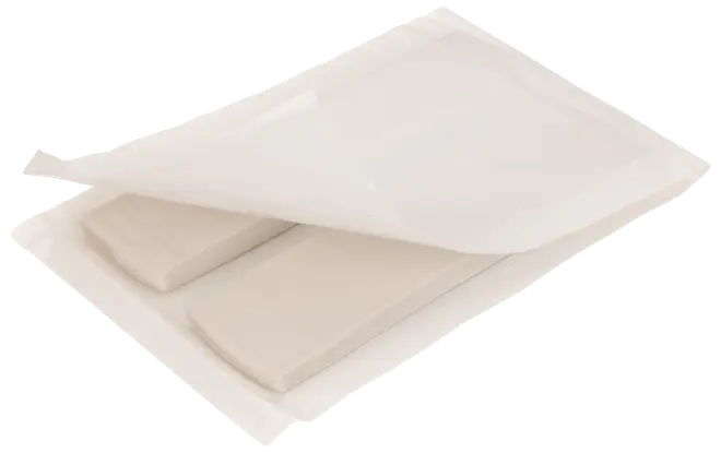 Två rektangulära block färsk jäst inslagna i vitt vaxpapper, delvis öppnade för att visa jästen. Perfekt för bakning av bröd och andra bakverk.