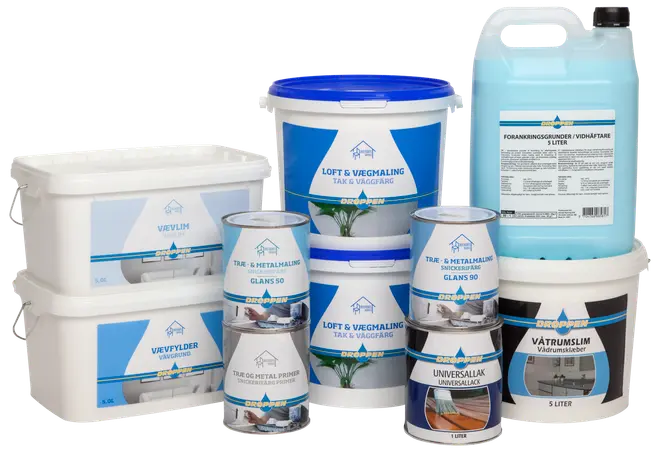 Forskellige maling- og limprodukter i spande, dåser og dunke. Etiketter viser anvendelse til vægge, lofter, træ, metal og universelle formål. Størrelser fra 1 til 5 liter.
