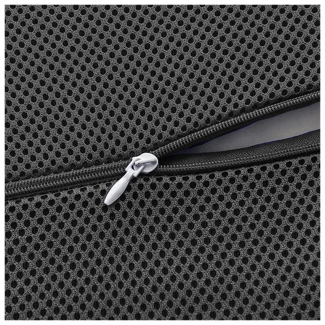 Nærbillede af sort netstof med lynlås. Lynlåsen er delvist åben og viser inderfor. Velegnet til tasker, rygsække eller opbevaringsorganisatorer.