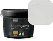 9-liters sort plastspand med Sagacolor Saga Supreme heldækkende træbeskyttelse, egnet til udendørs træværk, vist i en lys grå nuance. Med miljømærker og dansk produktionsmærke.
