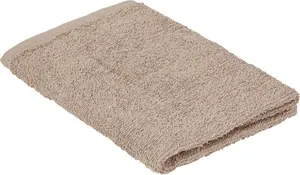 Beige handduk i bomull, rektangulär med texturerad yta och slät kant. Mjuk, absorberande och passar badrum eller kök. Prydligt vikt för visning.