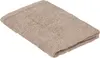 Beige handduk i bomull, rektangulär med texturerad yta och slät kant. Mjuk, absorberande och passar badrum eller kök. Prydligt vikt för visning.